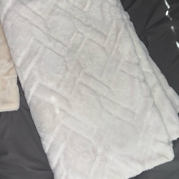 Koolaburra by Ugg Faux Fur Throw - Picture 6 of 10